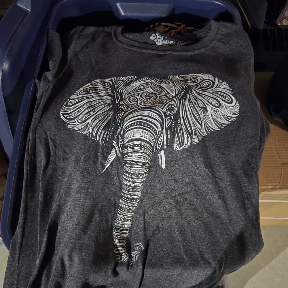 Gray Elephant Graphic T-Shirt